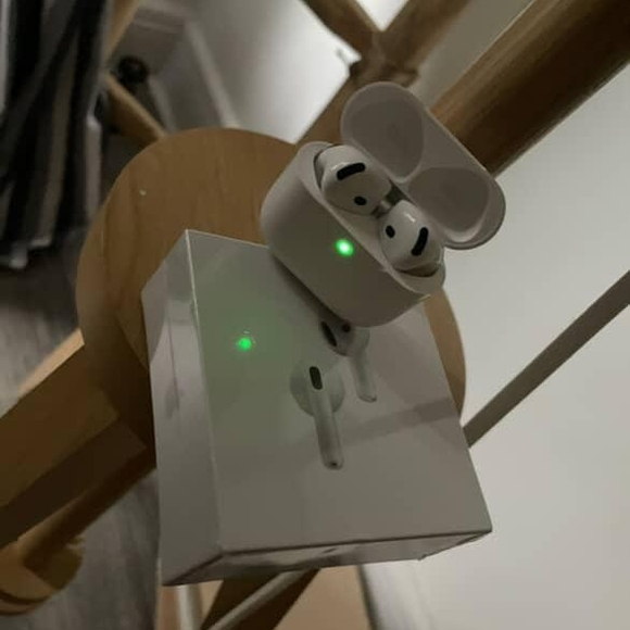 Sleek White Wireless Earbuds - Picture 2 of 3